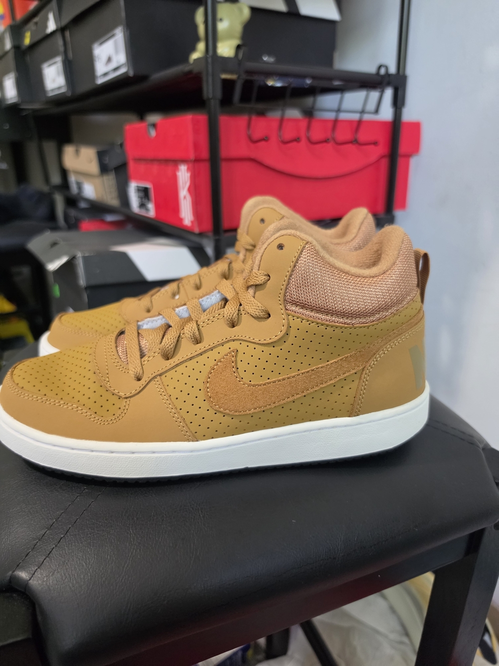 Nike Court Borough Mid
